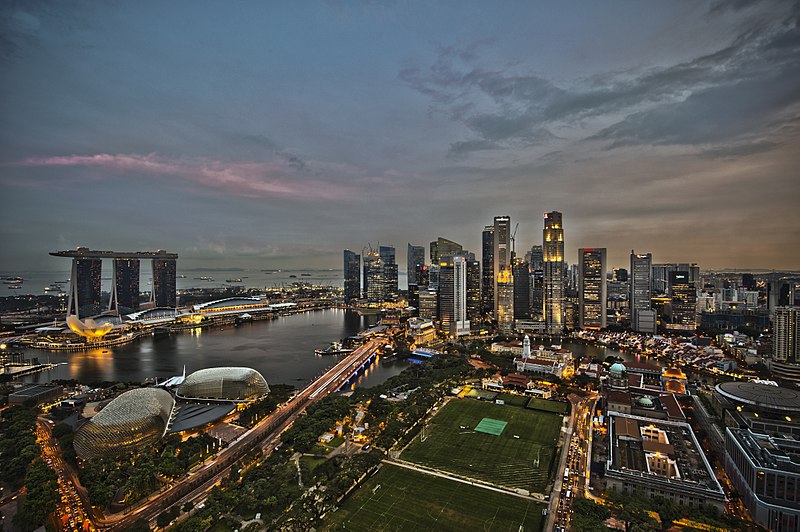 800px 1 singapore city skyline dusk panorama 2011