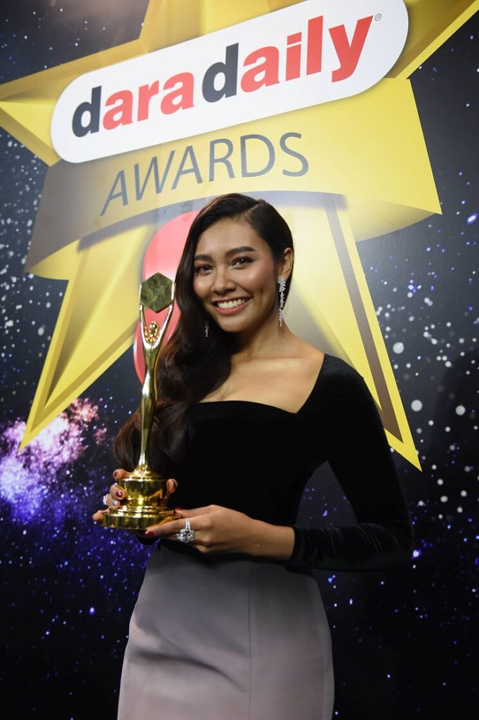 แก้ม วิชญาณี เปียกลิ่น รับรางวัลนักร้องหญิงที่สุดแห่งปี 2018