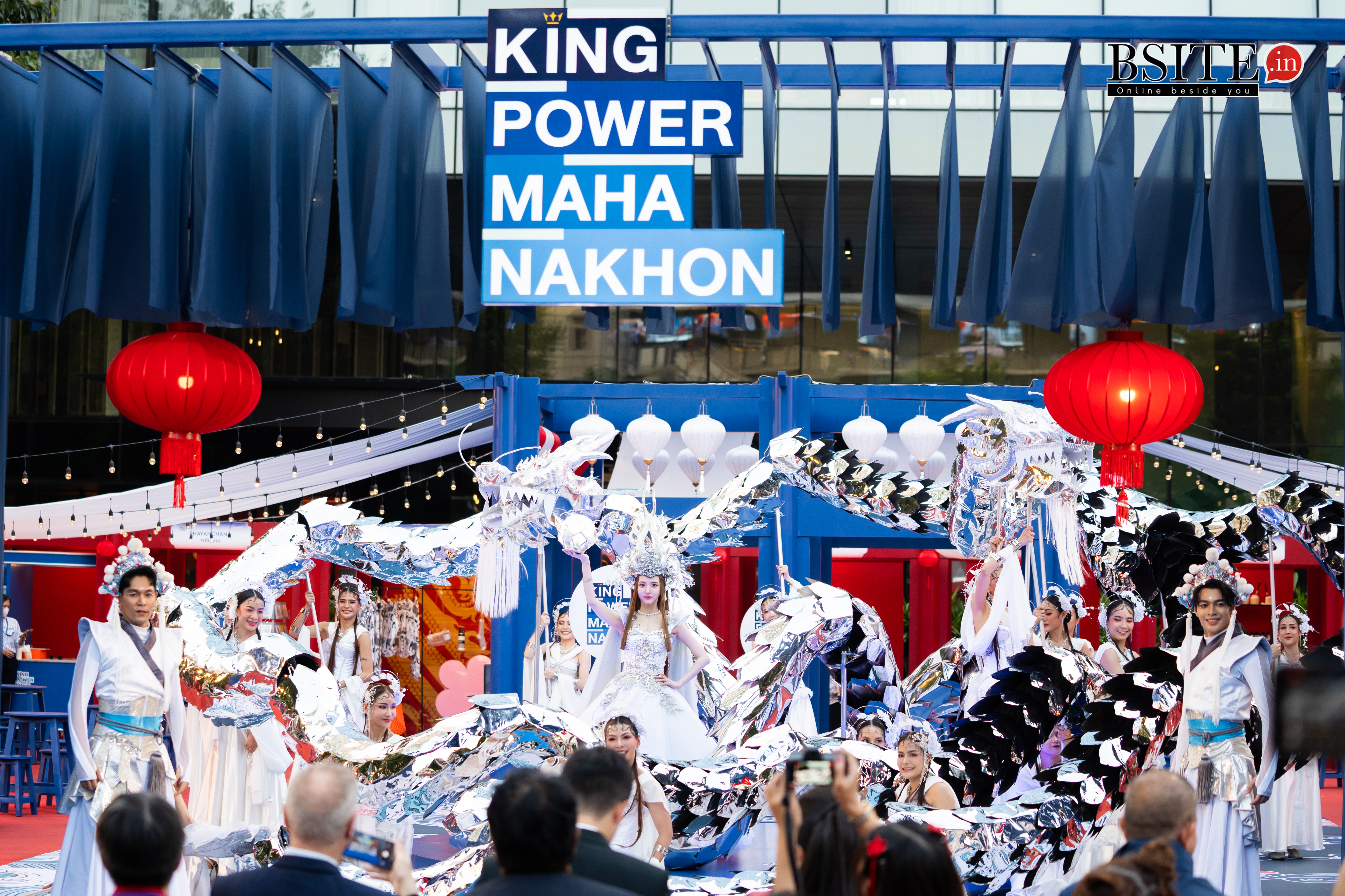 โชว์สุดอลัง!! เนเน่ พรนับพัน ร่วมโชว์ชุดมังกรกระจก งานเปิด “Mahanakhon Chinese Festive Market” ณ คิง เพาเวอร์ มหานคร