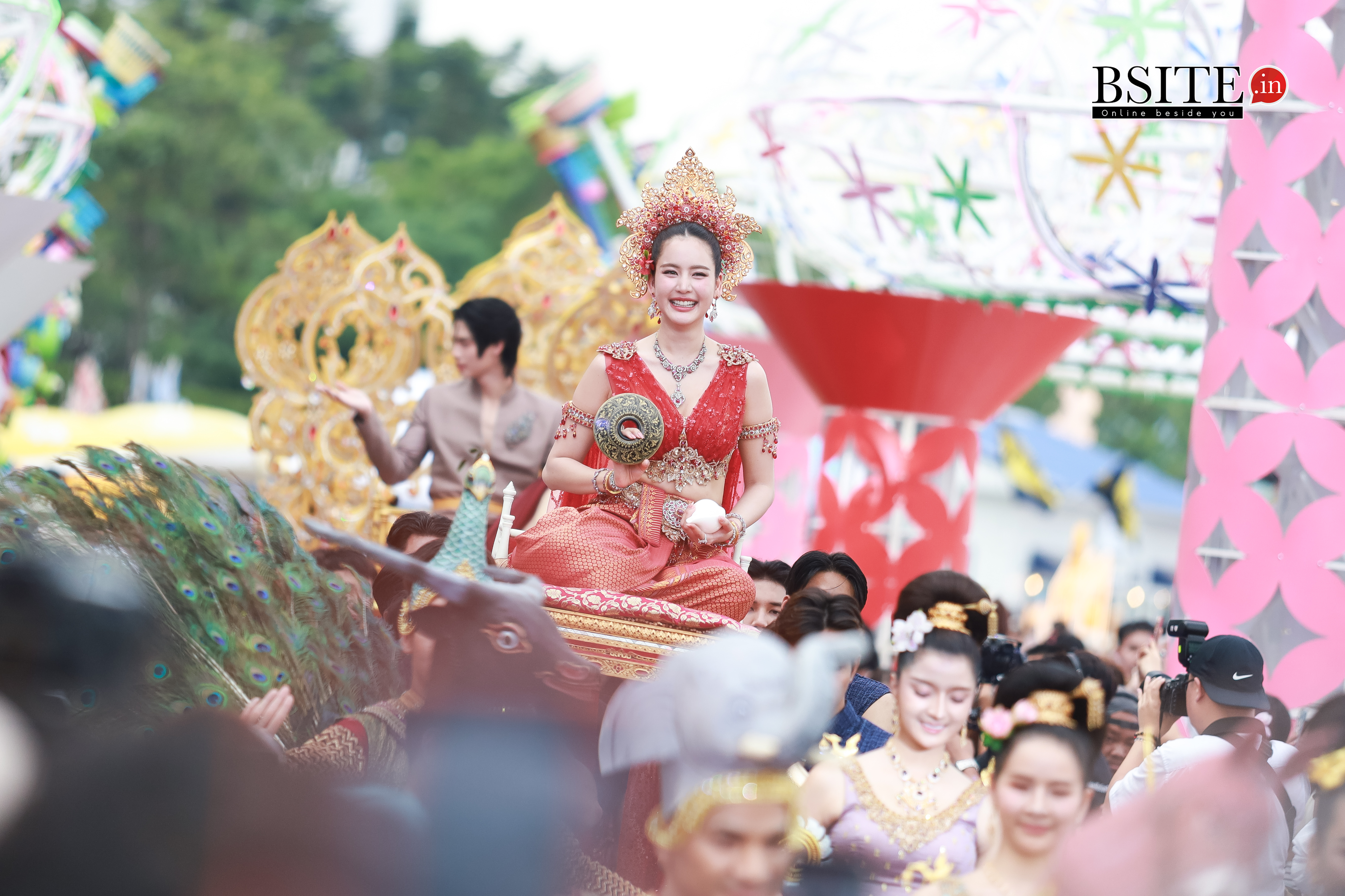 "โบว์-วิน" สาดออร่าคู่! เนรมิตสงกรานต์ไอคอนสยามสุดอลังการ ในลุคนางสงกรานต์-เทพบุตรสุดปัง! พิธีเปิดงาน ICONSIAM THAICONIC SONGKRAN CELEBRATION 2025 อย่างยิ่งใหญ่ 3 IMG 1334 1