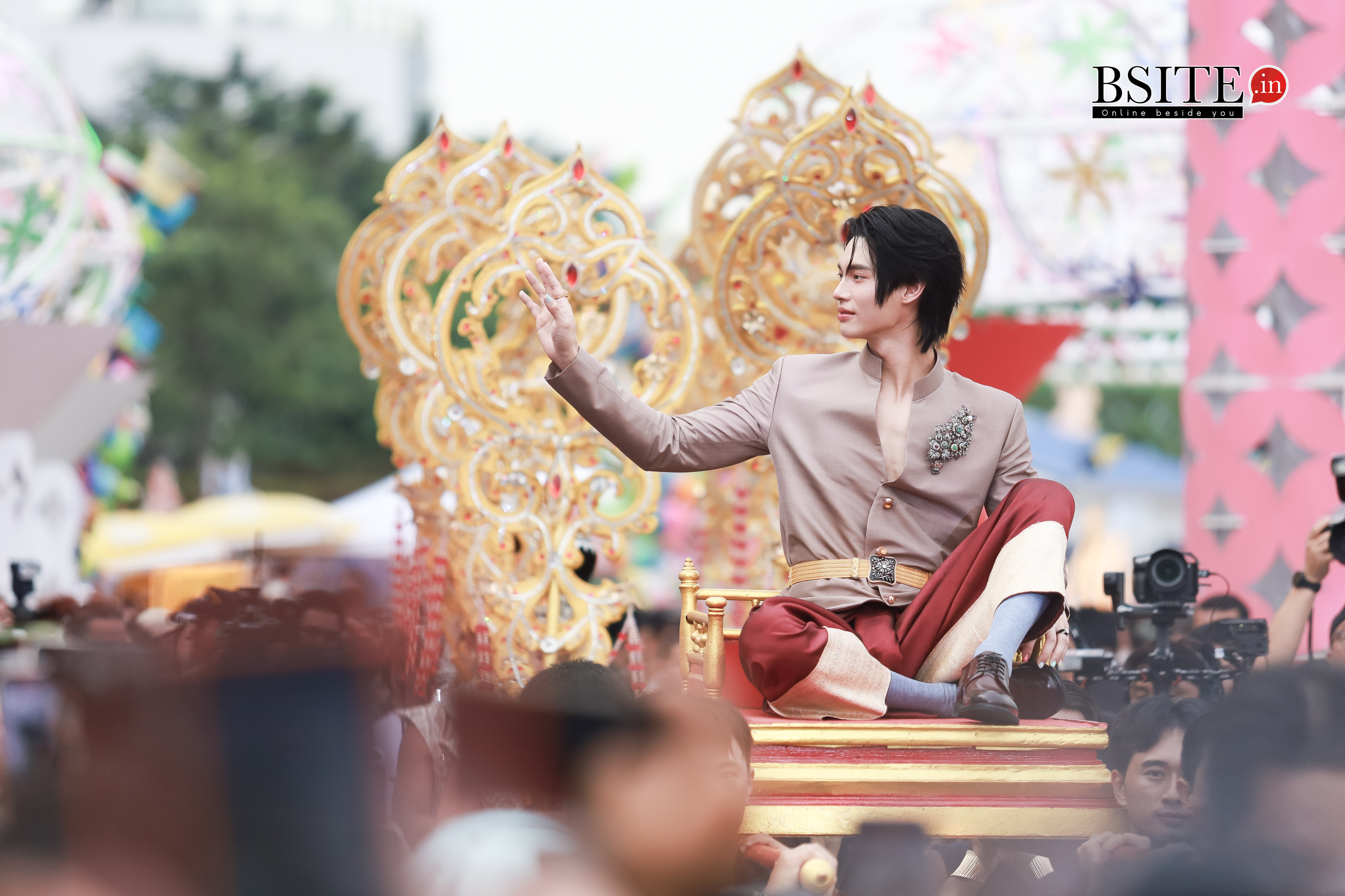 "โบว์-วิน" สาดออร่าคู่! เนรมิตสงกรานต์ไอคอนสยามสุดอลังการ ในลุคนางสงกรานต์-เทพบุตรสุดปัง! พิธีเปิดงาน ICONSIAM THAICONIC SONGKRAN CELEBRATION 2025 อย่างยิ่งใหญ่ 4 IMG 1335 1