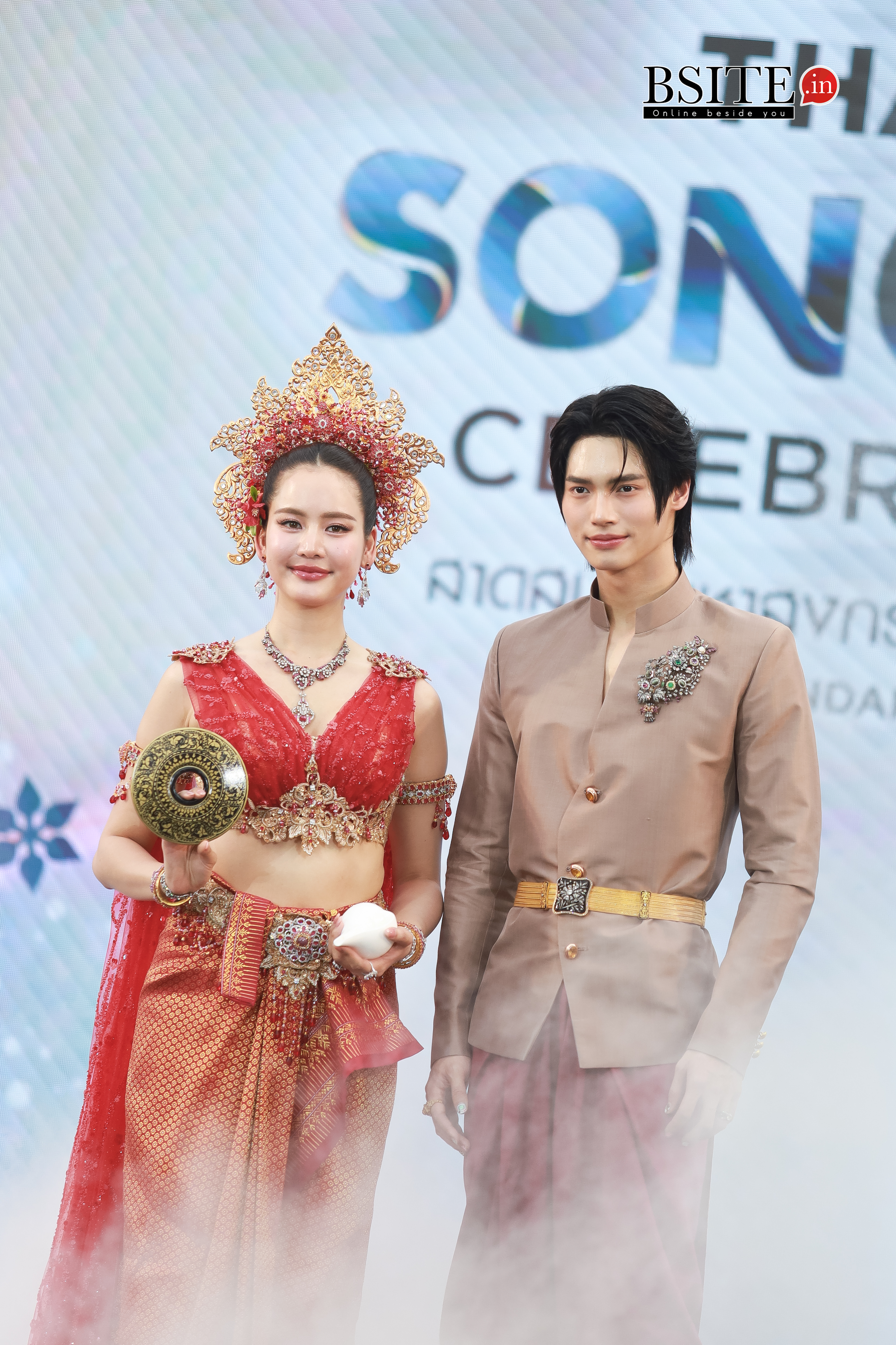 "โบว์-วิน" สาดออร่าคู่! เนรมิตสงกรานต์ไอคอนสยามสุดอลังการ ในลุคนางสงกรานต์-เทพบุตรสุดปัง! พิธีเปิดงาน ICONSIAM THAICONIC SONGKRAN CELEBRATION 2025 อย่างยิ่งใหญ่ 7 IMG 1337