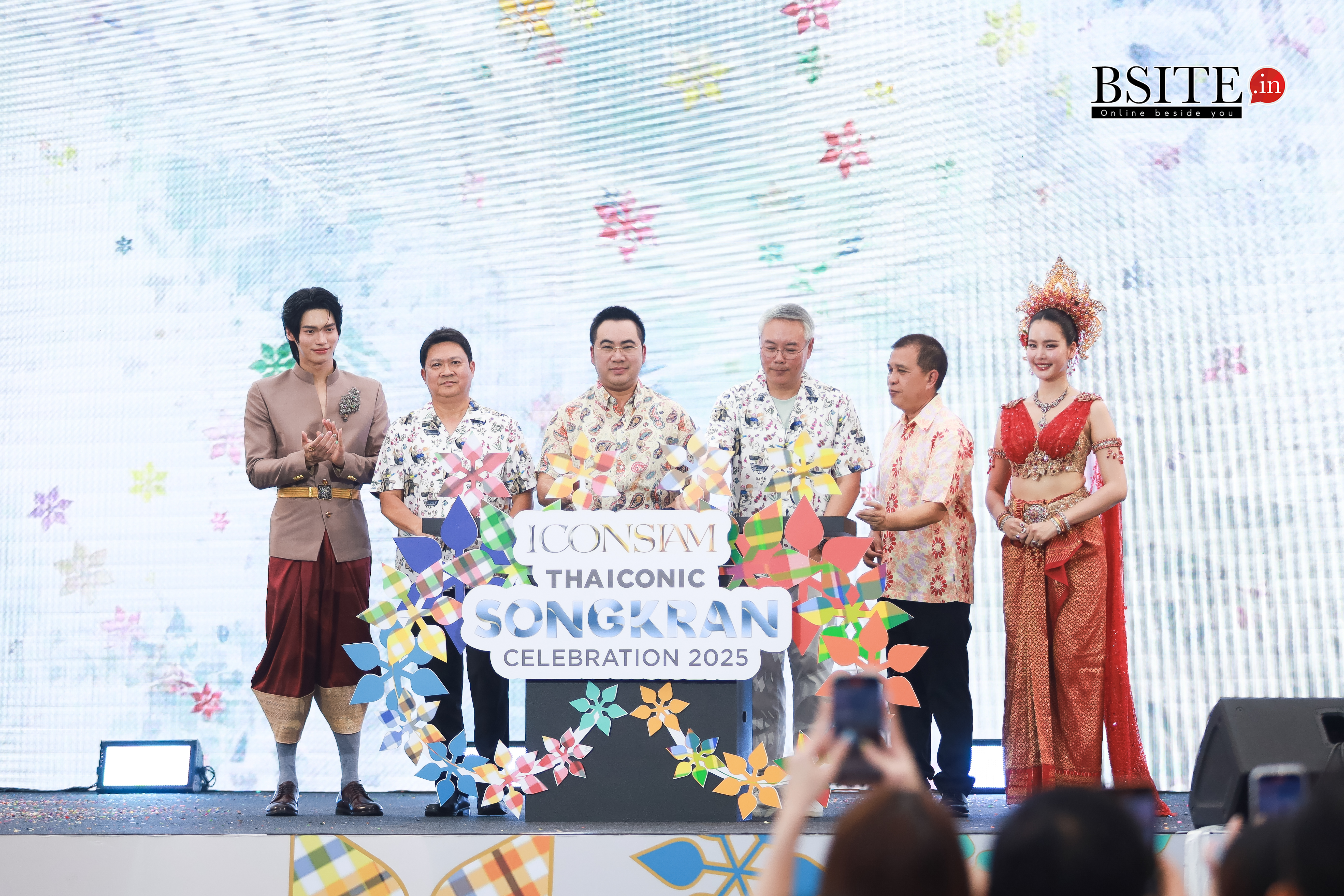 "โบว์-วิน" สาดออร่าคู่! เนรมิตสงกรานต์ไอคอนสยามสุดอลังการ ในลุคนางสงกรานต์-เทพบุตรสุดปัง! พิธีเปิดงาน ICONSIAM THAICONIC SONGKRAN CELEBRATION 2025 อย่างยิ่งใหญ่ 2 IMG 1342 1
