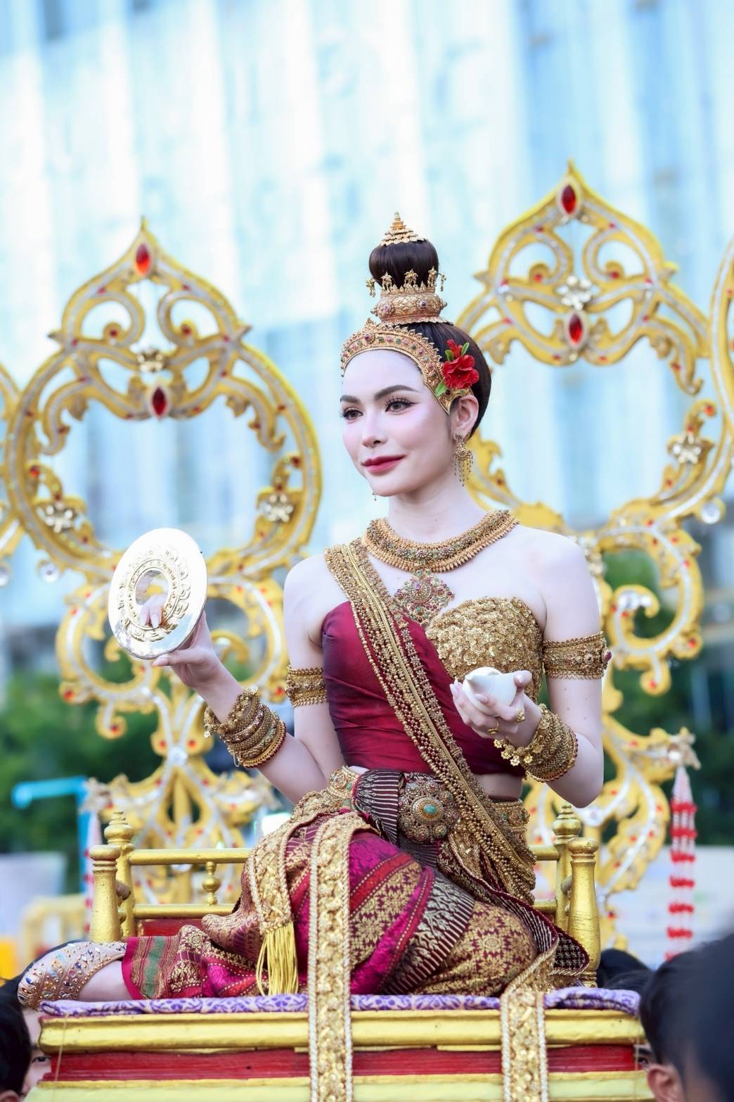 ไอคอนสยามเนรมิตสงกรานต์สุดอลังการ "ICONSIAM THAICONIC SONGKRAN CELEBRATION 2025""อิงฟ้า – ชาล็อต" เจิดจรัสนางสงกรานต์สะกดทุกสายตา แฟนคลับตามส่งกำลังใจล้นหลาม 4 S 1008058406 0 1