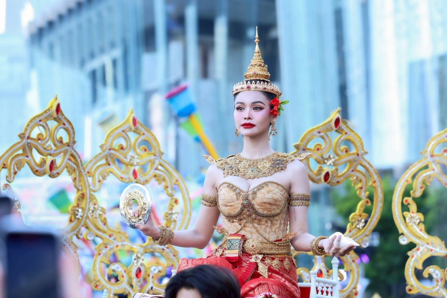 ไอคอนสยามเนรมิตสงกรานต์สุดอลังการ "ICONSIAM THAICONIC SONGKRAN CELEBRATION 2025""อิงฟ้า – ชาล็อต" เจิดจรัสนางสงกรานต์สะกดทุกสายตา แฟนคลับตามส่งกำลังใจล้นหลาม 3 S 1008058408 0 1