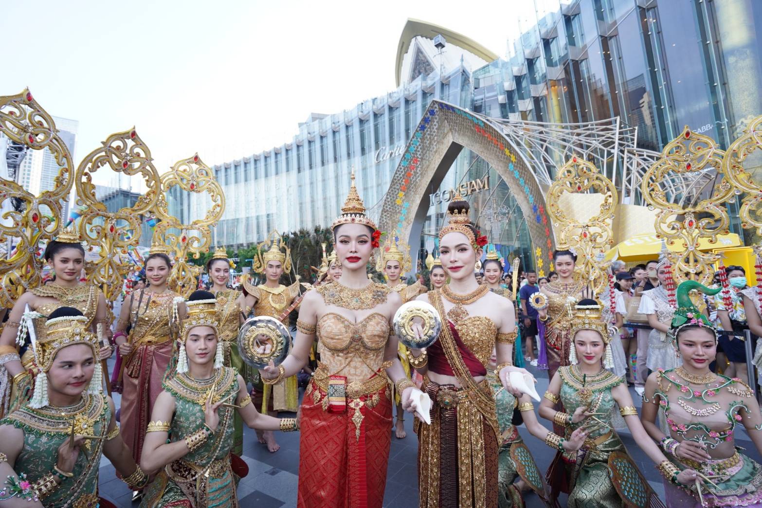 ไอคอนสยามเนรมิตสงกรานต์สุดอลังการ "ICONSIAM THAICONIC SONGKRAN CELEBRATION 2025""อิงฟ้า – ชาล็อต" เจิดจรัสนางสงกรานต์สะกดทุกสายตา แฟนคลับตามส่งกำลังใจล้นหลาม 2 S 1008058413 0