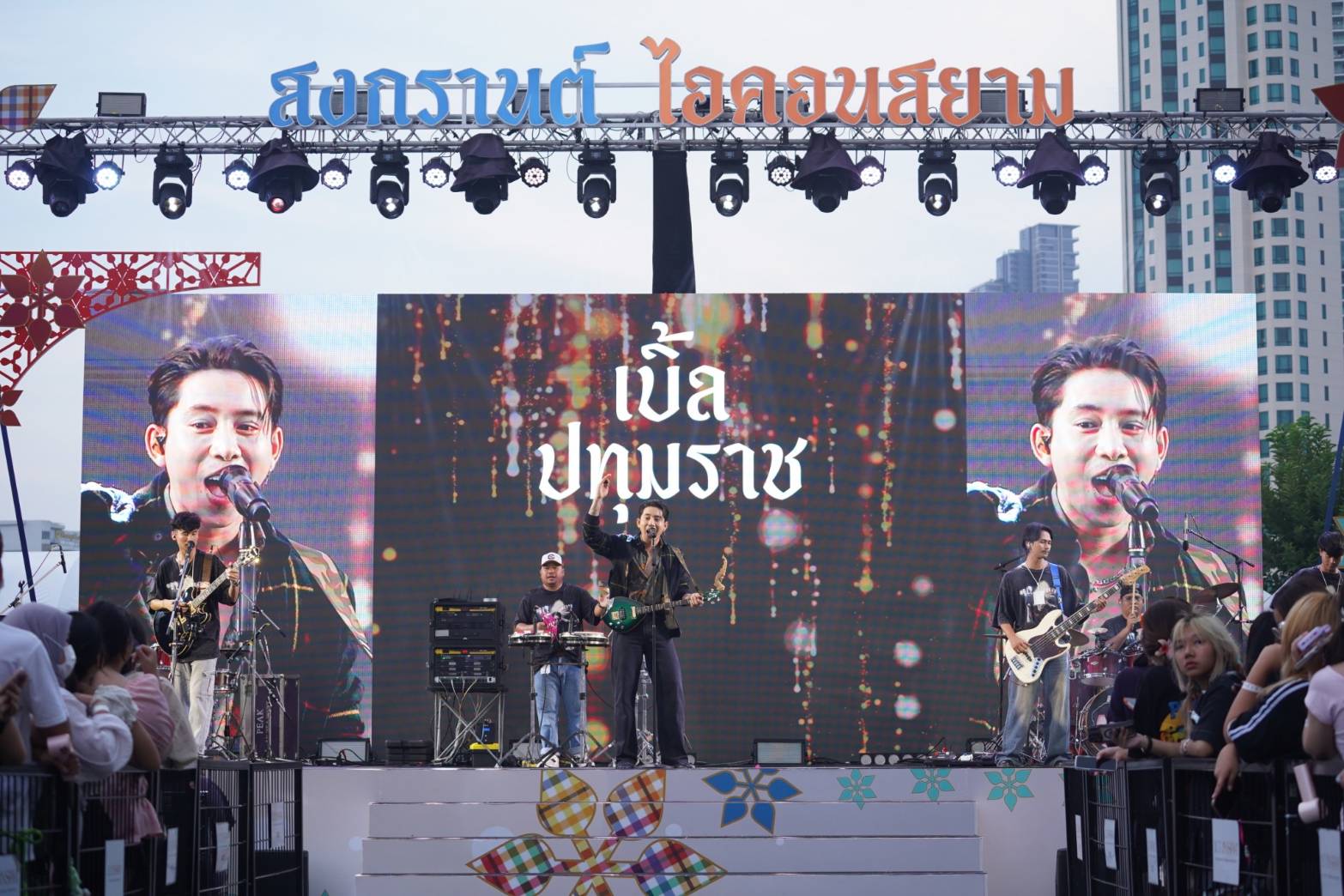 ไอคอนสยามเนรมิตสงกรานต์สุดอลังการ "ICONSIAM THAICONIC SONGKRAN CELEBRATION 2025""อิงฟ้า – ชาล็อต" เจิดจรัสนางสงกรานต์สะกดทุกสายตา แฟนคลับตามส่งกำลังใจล้นหลาม 5 S 1008058416 0