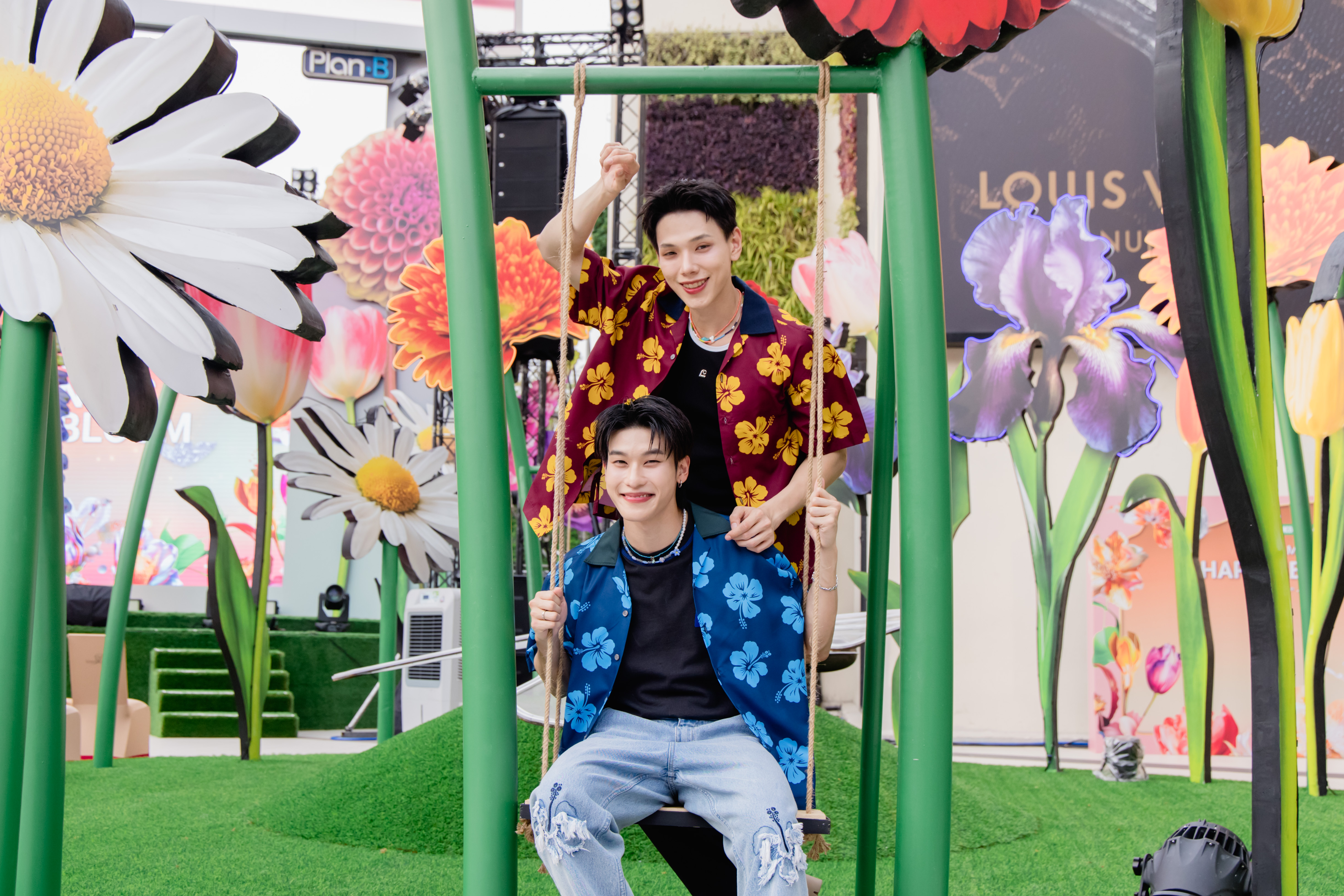 สยามพารากอน ดึง “ต้าห์อู๋-ออฟโรด” ร่วมต้อนรับเทศกาลมหาสงกรานต์อย่างยิ่งใหญ่ สาดความมันส์แบบจัดเต็มไม่ซ้ำใคร!! พร้อมชมโชว์ระดับโลก 4 ออฟโรด ร่วมต้อนรับเทศกาลมหาสงกรานต์อย่างยิ่งใหญ่ที่งานSiam Paragon Summersive Happiness in Full Bloom 5